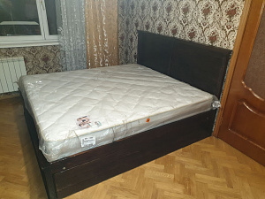 кровать с матрацем